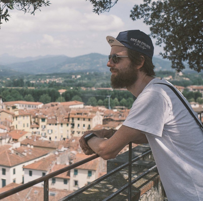 Student obdivuje výhled na italské město.